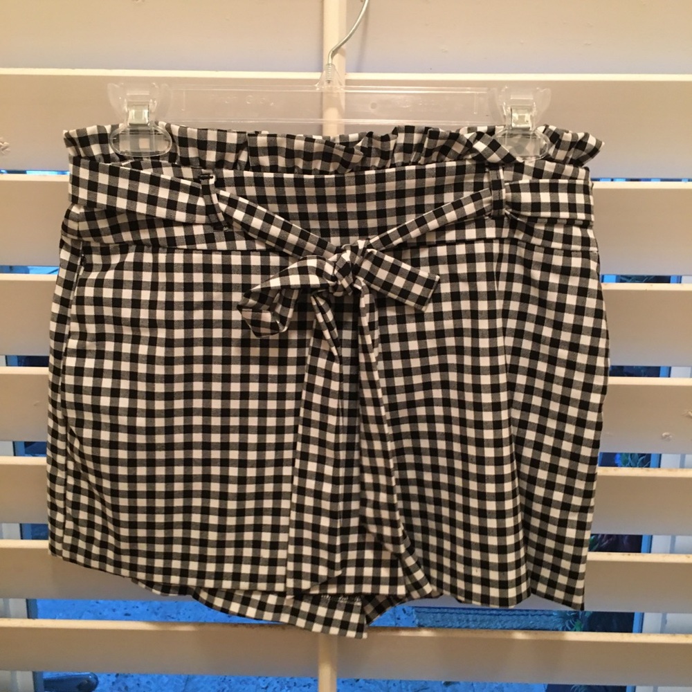 Women’s black & white checked Zara shorts. Size M